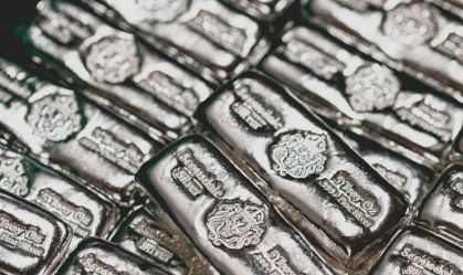 Operação dos EUA gera busca por segurança e impulsiona metais preciosos