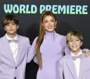 Shakira se emociona ao cantar com os filhos durante show