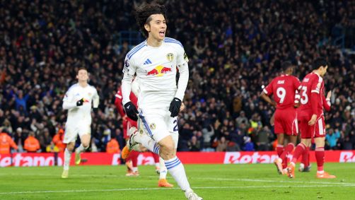 Ao Tanaka comemora gol de empate do Leeds contra o Liverpool