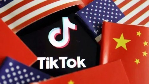 Bandeiras dos EUA e da China ao lado do logo do TikTok em foto de ilustração