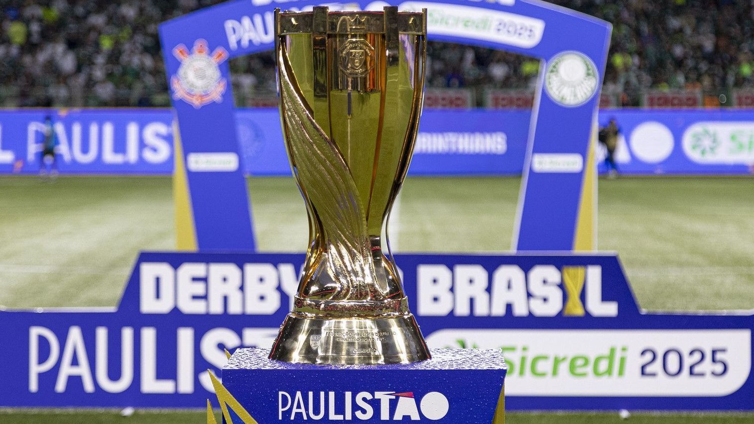 Troféu do Paulistão na final de 2025 entre Palmeiras e Corinthians