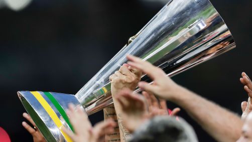 Troféu da Supercopa do Brasil, torneio que reúne os campeões do Brasileiro e da Copa do Brasil