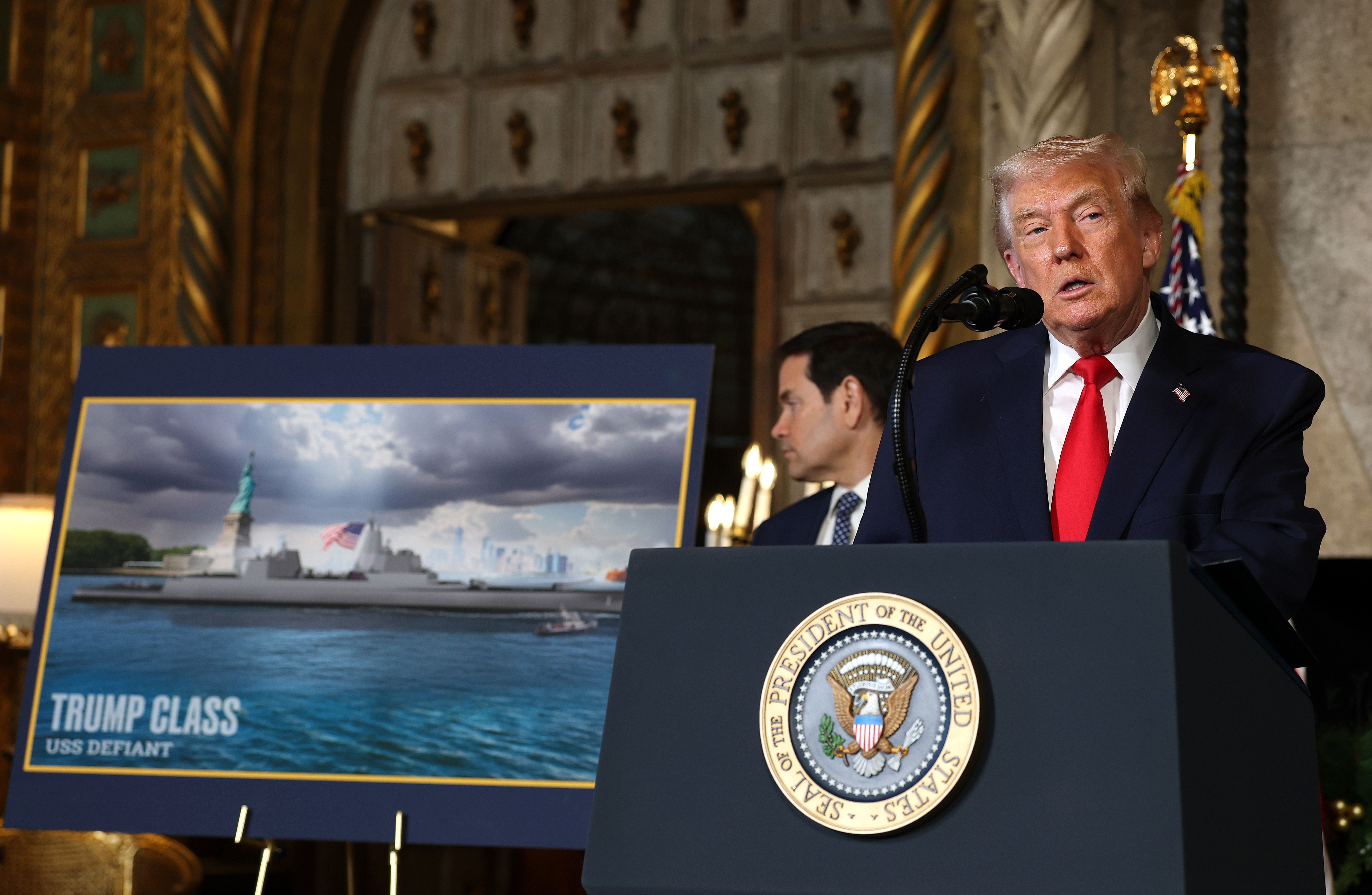 O presidente dos EUA, Donald Trump, acompanhado pelo secretário de Estado Marco Rubio, anuncia a criação do navio de guerra da classe "Trump" durante uma declaração à imprensa na propriedade de Trump em Mar-a-Lago, em 22 de dezembro de 2025, em Palm Beach, Flórida.