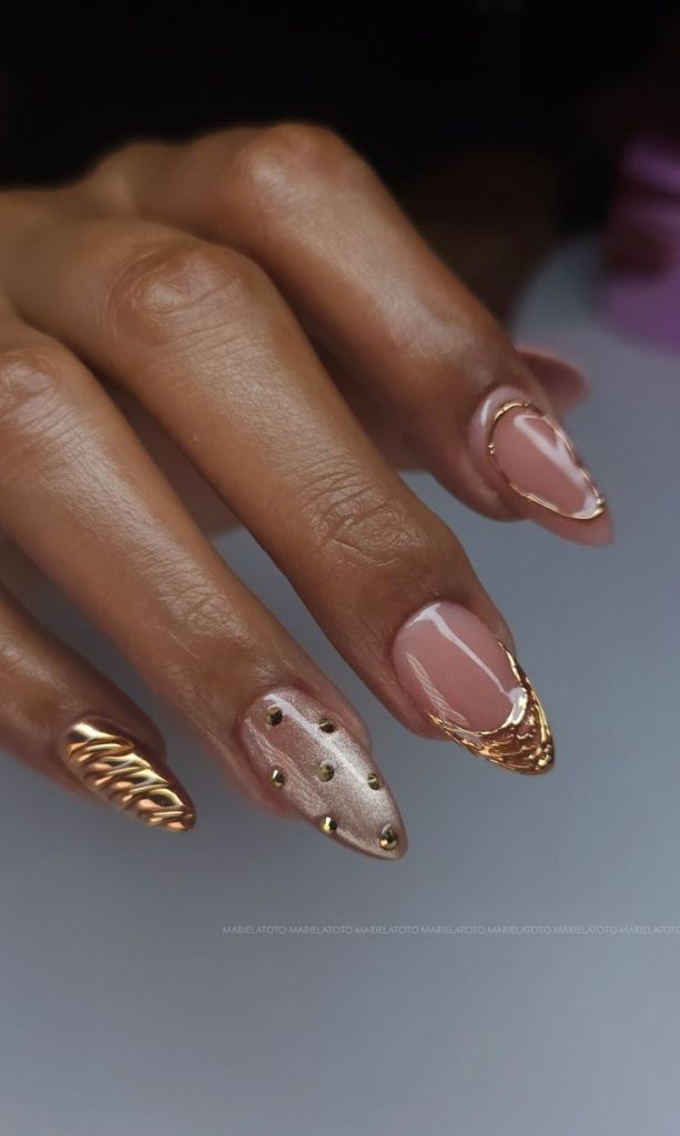 Nail art com strass dourado