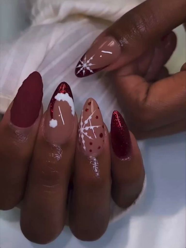 Nail art com gorro de papai noel