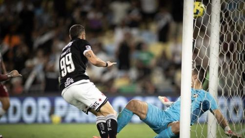 Vegetti fez o gol da vitória do Vasco na semifinal da Copa do Brasil contra o Fluminense