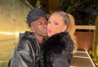 Vini Jr. canta no palco em Natal com Virgínia