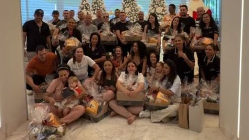 Virginia comemorou o final do ano com os funcionários de sua mansão