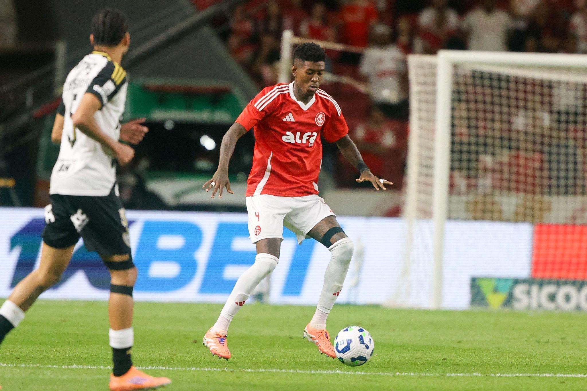 Vitão em ação pelo Internacional contra o Atlético-MG