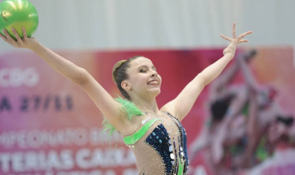 Campeã de ginástica Isabelle Marciniak morre de câncer aos 18 anos no PR