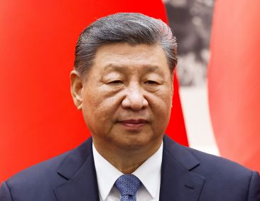 O presidente chinês Xi Jinping observa durante uma cerimônia de assinatura com o rei Felipe VI da Espanha no Grande Salão do Povo, em 12 de novembro de 2025, em Pequim, China