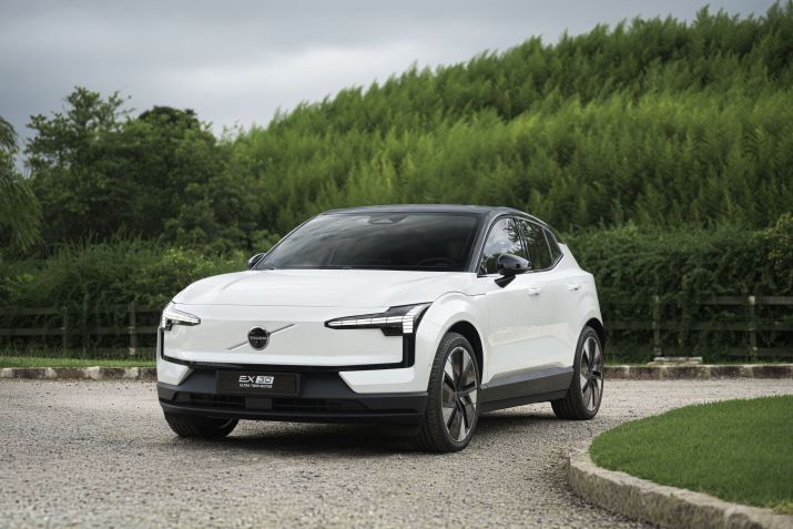 Volvo EX30 Twin motor 2026: SUV agora tem 428 cv • Divulgação