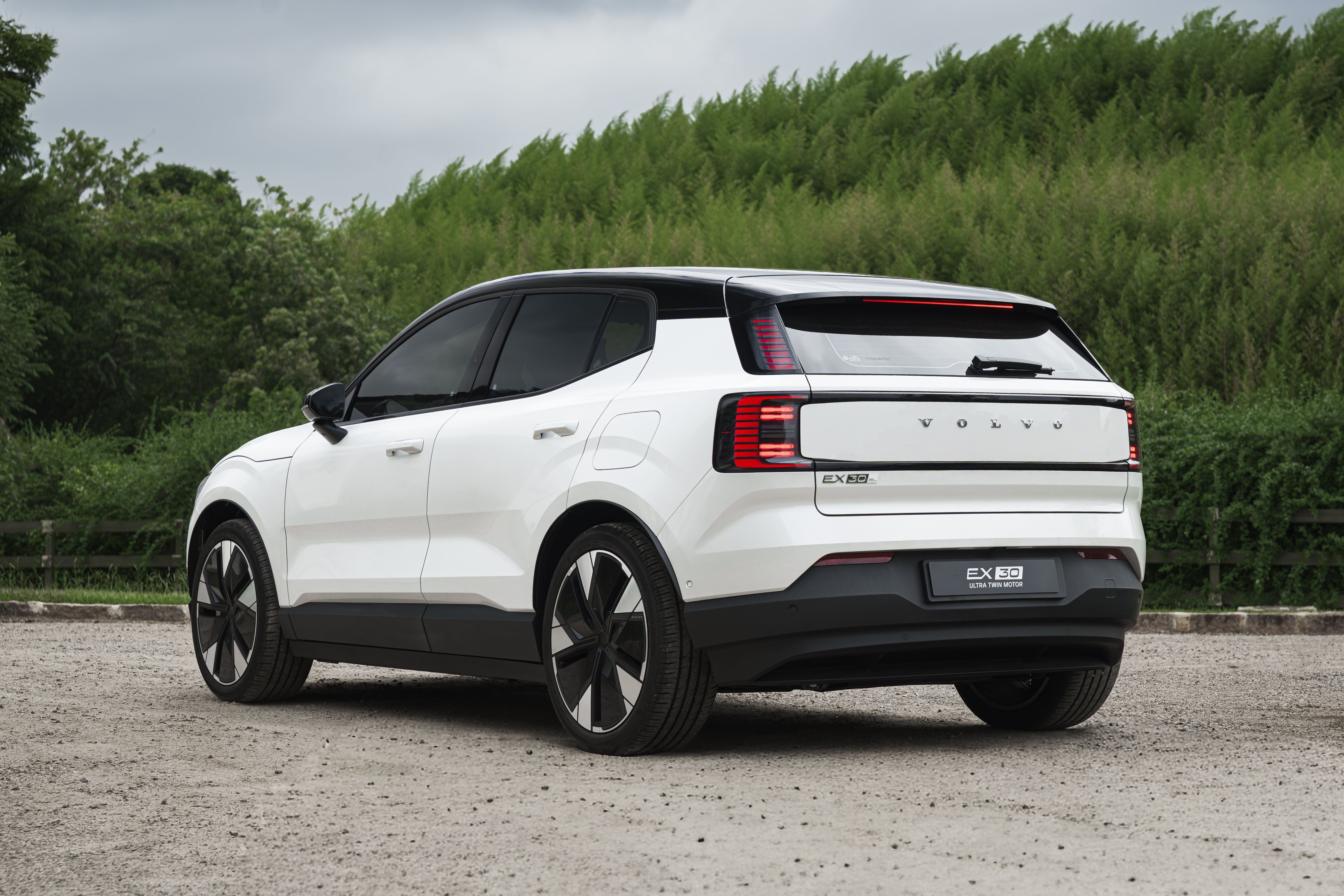 Volvo EX30 Twin motor 2026: SUV agora tem 428 cv • Divulgação