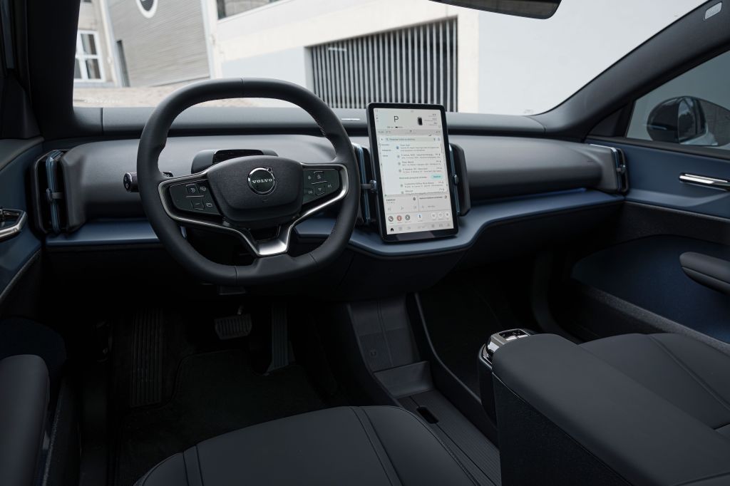 Volvo EX30 Twin motor 2026: SUV agora tem 428 cv