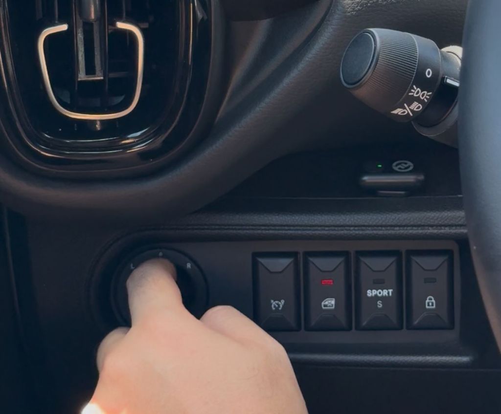 Controles são em posição ao lado esquerdo do volante