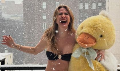 Após demissão da RedeTV!, Luciana Gimenez posa de biquíni na neve em NY
