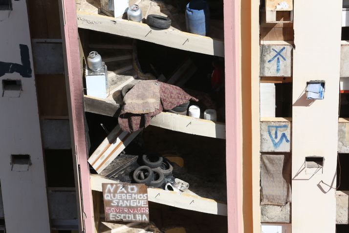 Brasília - Ocupado pelo Movimento Resistência Popular, o Hotel Torre Palace, passa por operação policial para desocupação. A PM do Distrito Federal diz que a ação é de ordem da Defesa Civil • Elza Fiuza/Agência Brasil