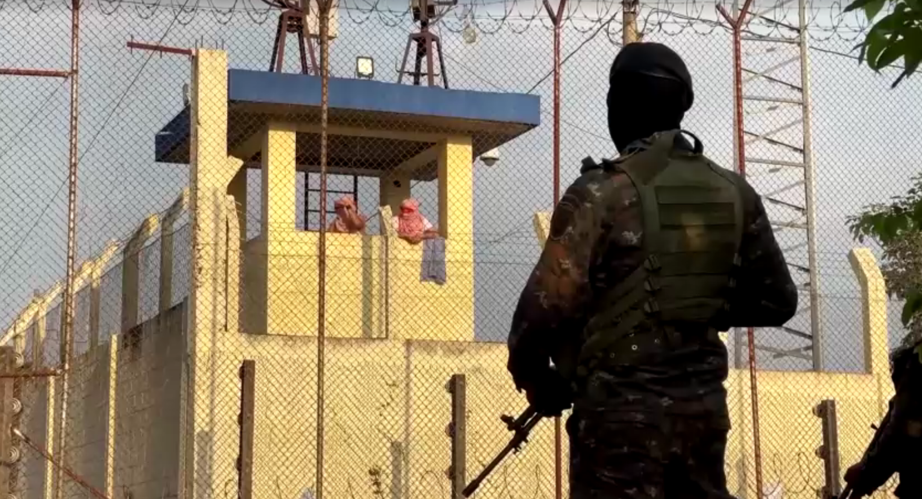 Forças de Segurança se posicionam do lado de fora da prisão de Escuintla, na Guatemala