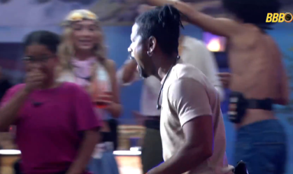 Leandro na Festa do Líder, após concluir a dinâmica "Barrado no Baile"