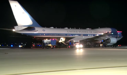 Air Force One retorna à base após apresentar problema mecânico