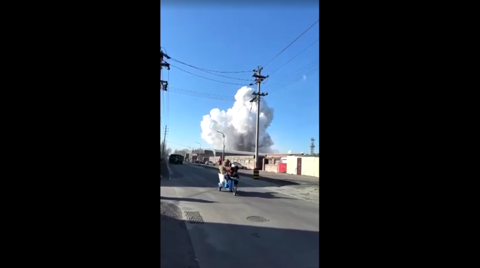 Coluna de fumaça é avistada após explosão de fábrica na China