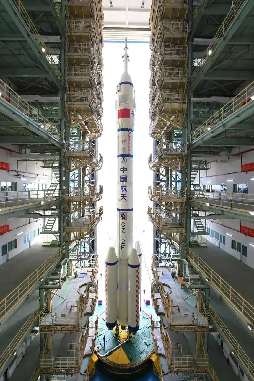 Um foguete Longa Marcha-2F, transportando a espaçonave Shenzhou-15, em 21 de novembro de 2022 • cnsphoto/Reuters
