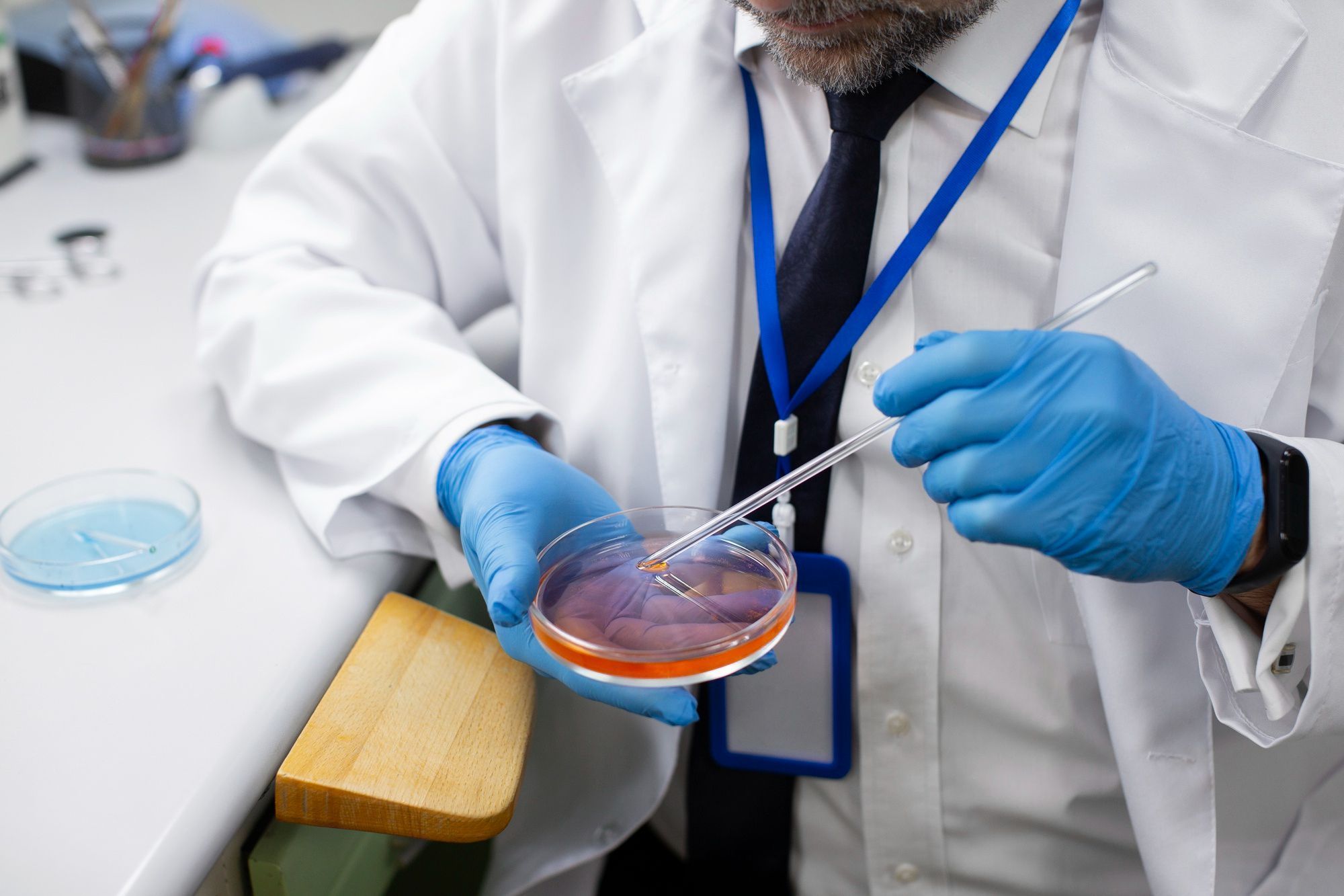 O transplante de fezes substitui a flora intestinal doente pela de um doador saudável • Freepik