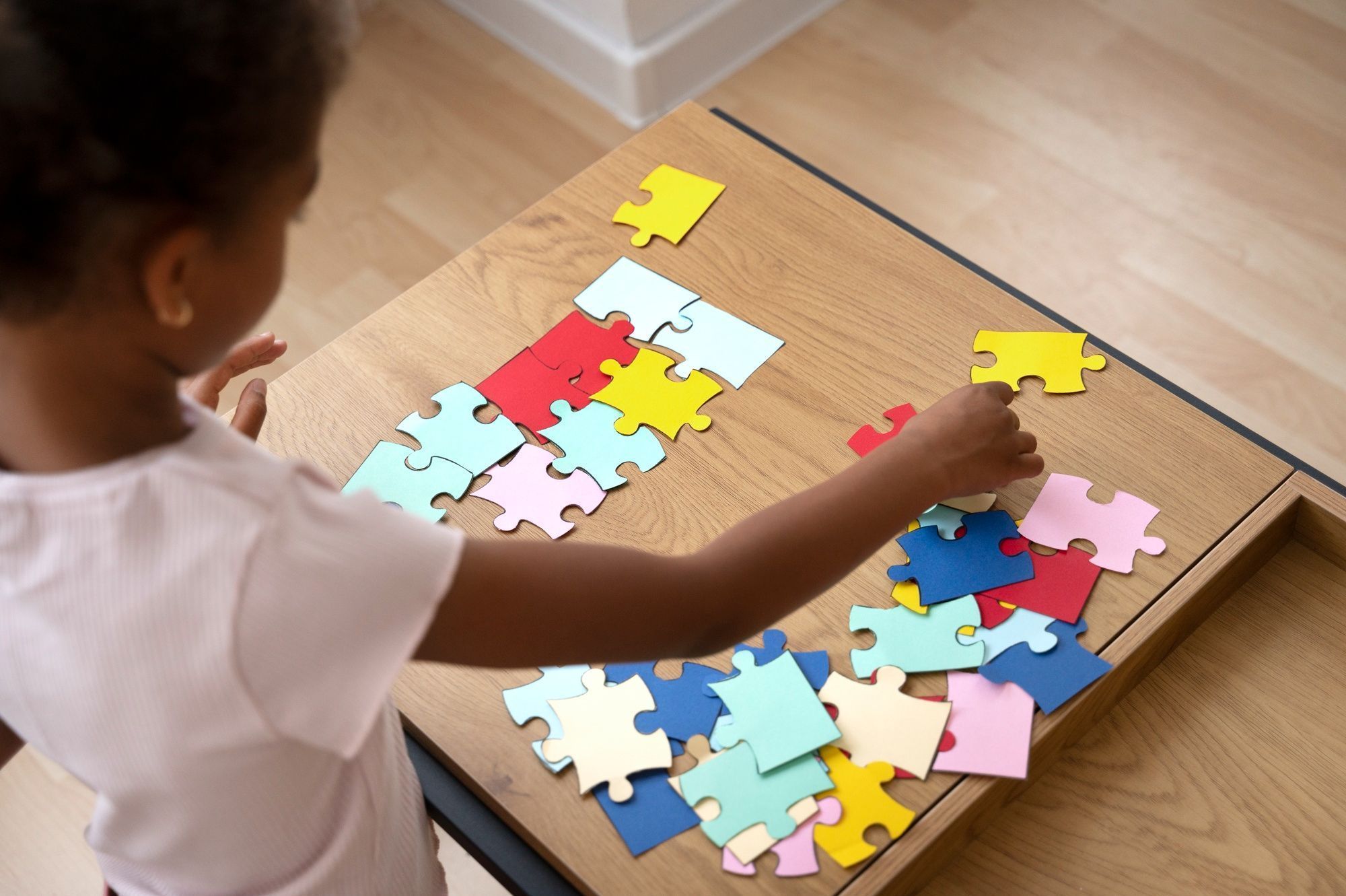 No autismo, cientistas identificaram centenas de variações interagindo de formas únicas • Freepik