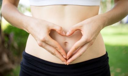 mulher-fazendo-coração-com-as-mãos-na-barriga