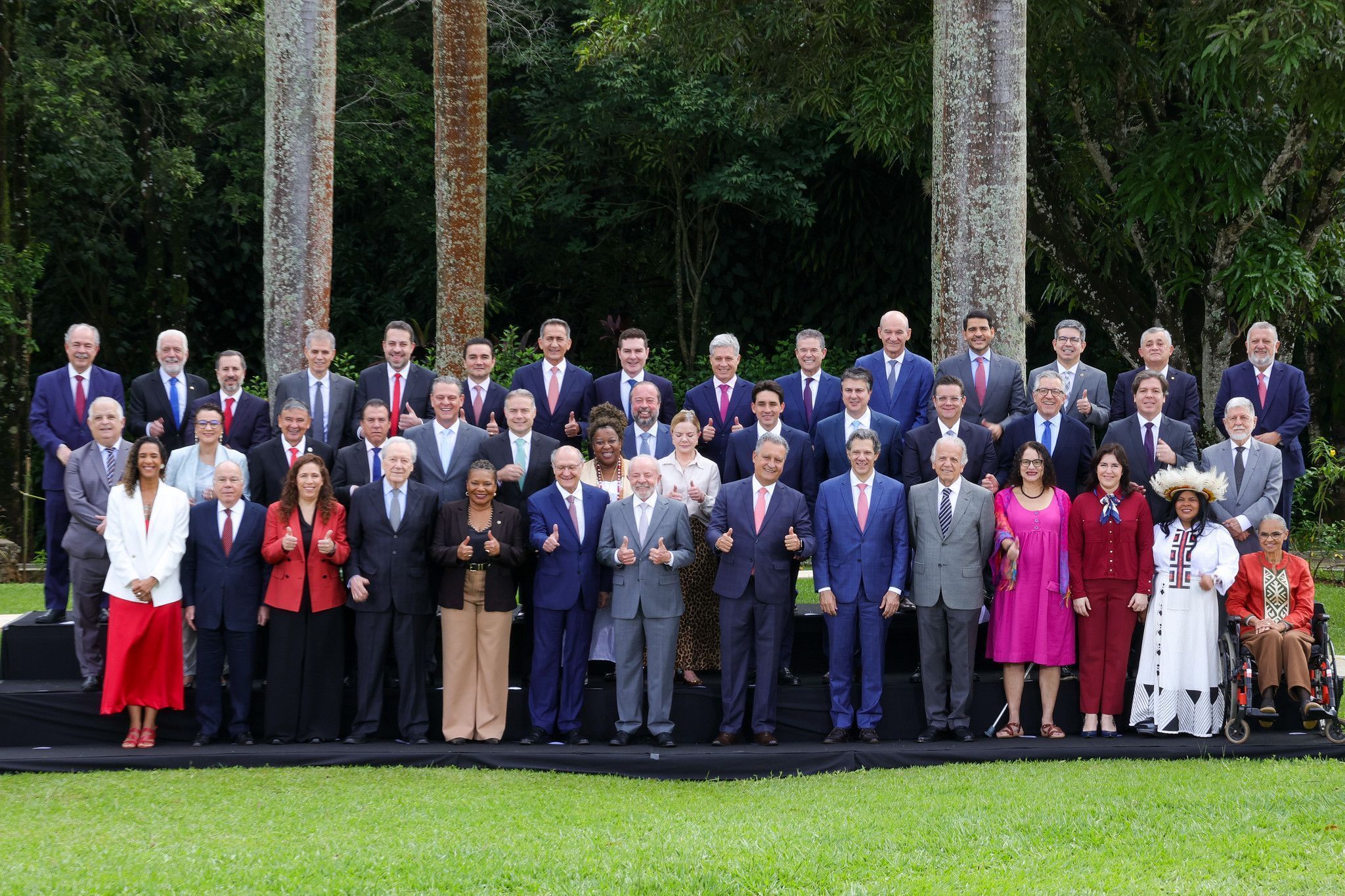 O Presidente Luiz Inácio Lula da Silva posa para foto com seus ministros antes da última reunião ministerial de 2025.