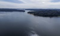 A dura missão de um barco para tirar montanhas de lixo do Ri