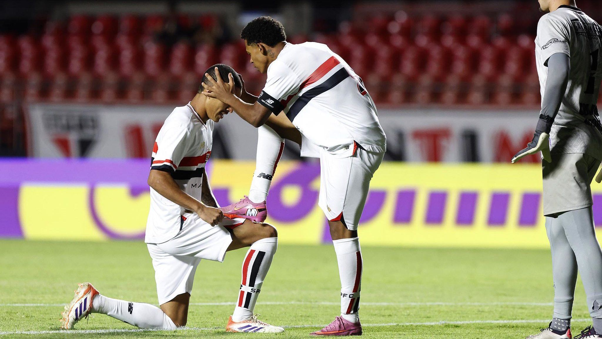 Jogadores do São Paulo comemoram gol sobre o Ibrachina, na semi da Copinha 2026