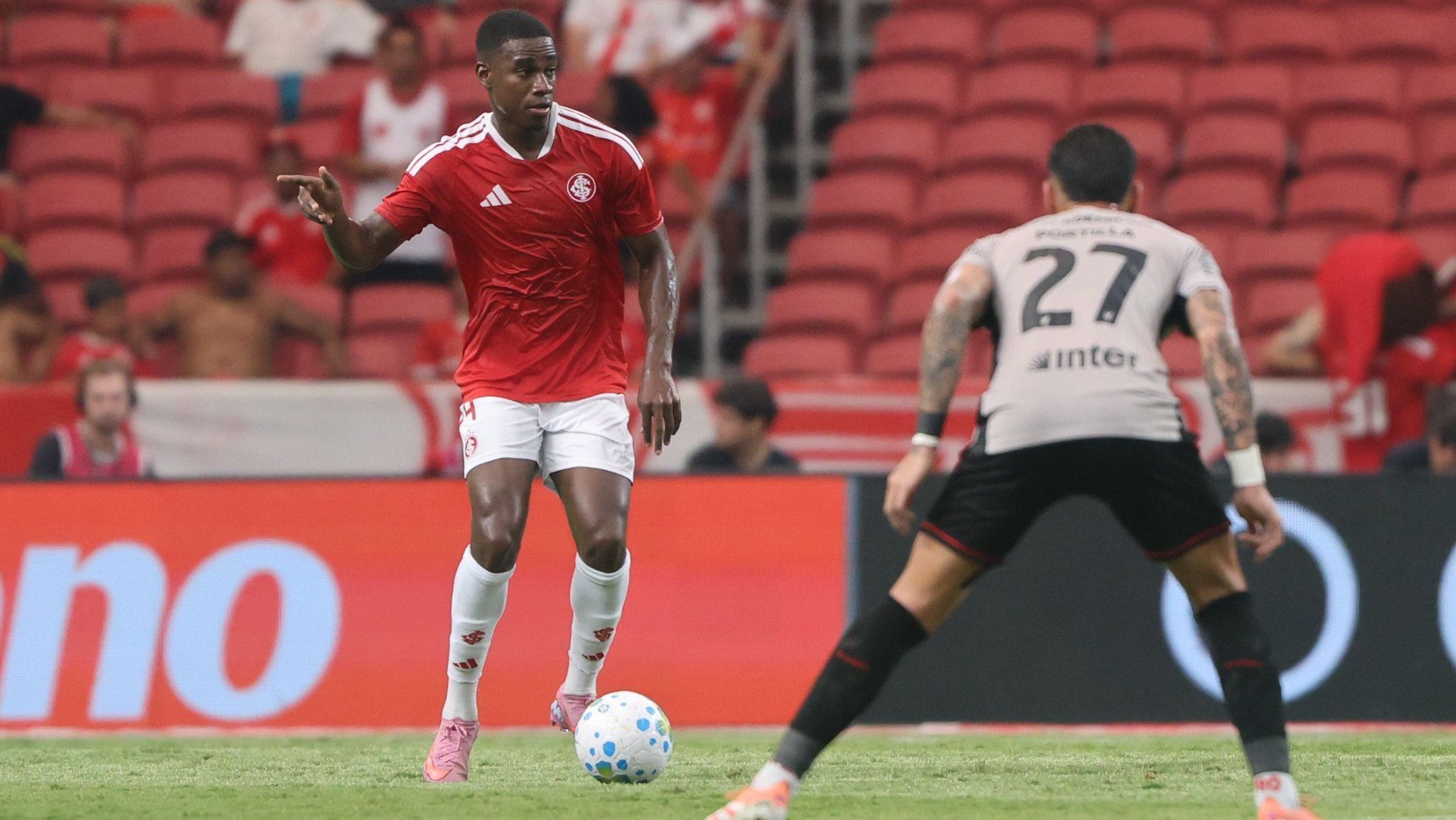 Felix Torres, reforço do Internacional, em ação contra o Athletico-PR