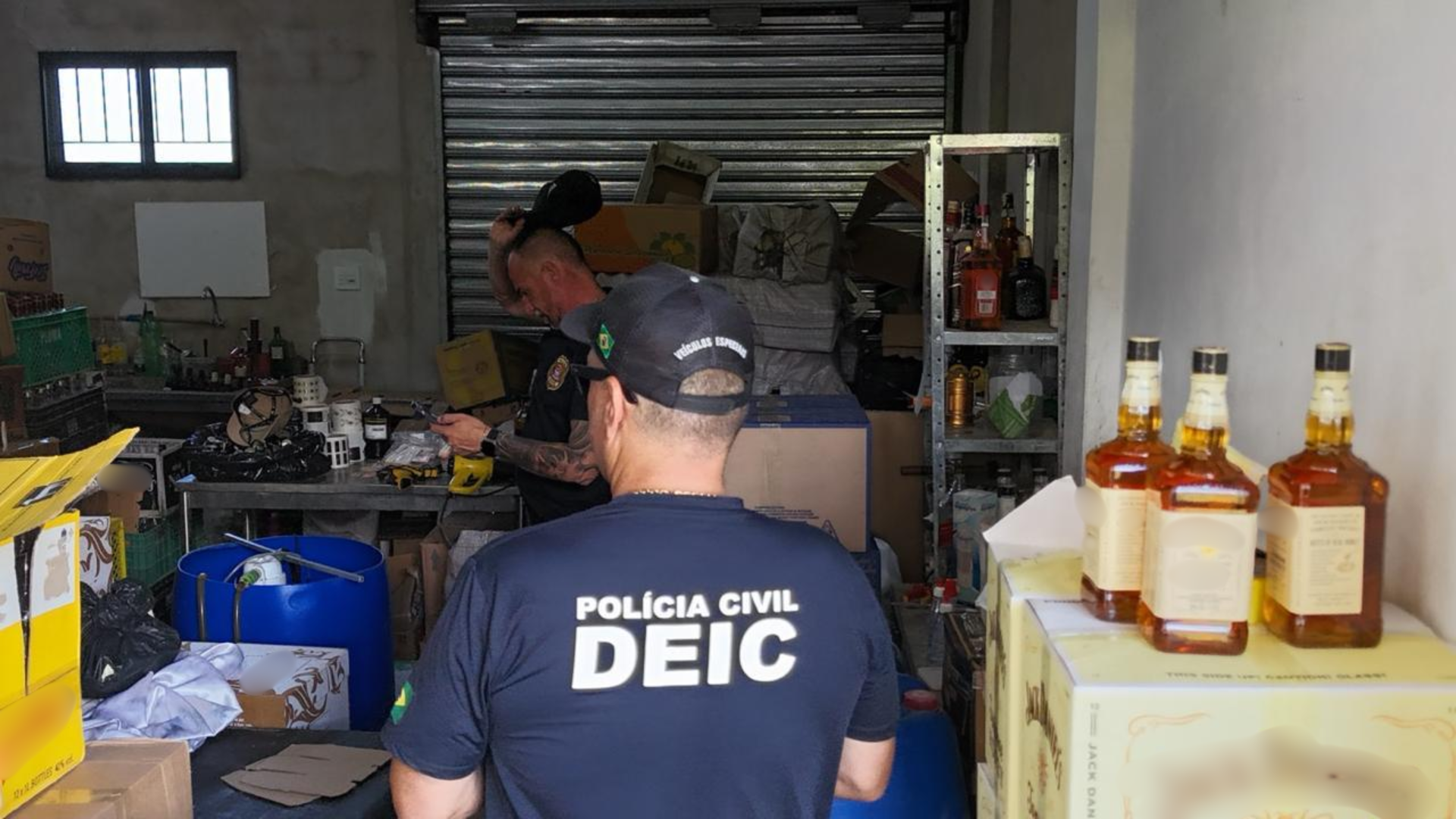De acordo com as investigações, a dupla seria responsável pela fabricação clandestina de bebidas