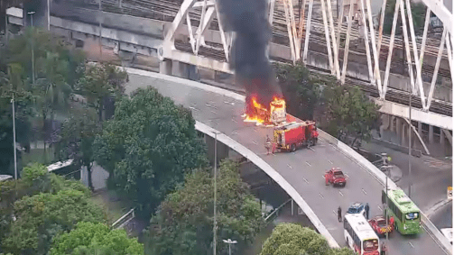 Imagens do Centro de Operações da Prefeitura mostram o momento em que o Corpo de Bombeiros do quartel Central atua no combate às chamas