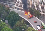 Vídeo: ônibus pega fogo no centro do Rio após pane elétrica