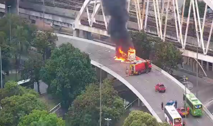 Vídeo: ônibus pega fogo no centro do Rio após pane elétrica