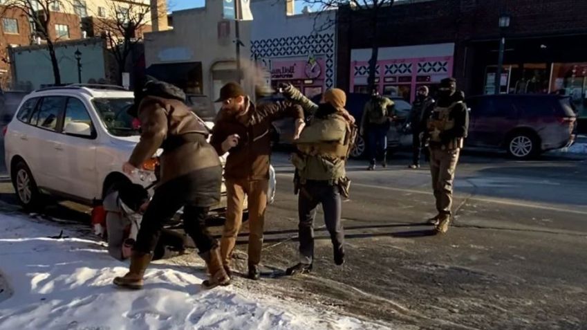 Vídeos mostram agentes usando spray de pimenta contra Alex Pretti antes de imobilizá-lo no chão. Um agente vestindo uma jaqueta cinza pode ser visto retirando uma arma de Alex Pretti momentos antes de os policiais atirarem fatalmente nele • Obtido pela CNN