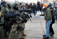 Entenda a nova onda de protestos e confrontos contra a imigração nos EUA