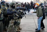 Entenda a nova onda de protestos e confrontos contra a imigração nos EUA