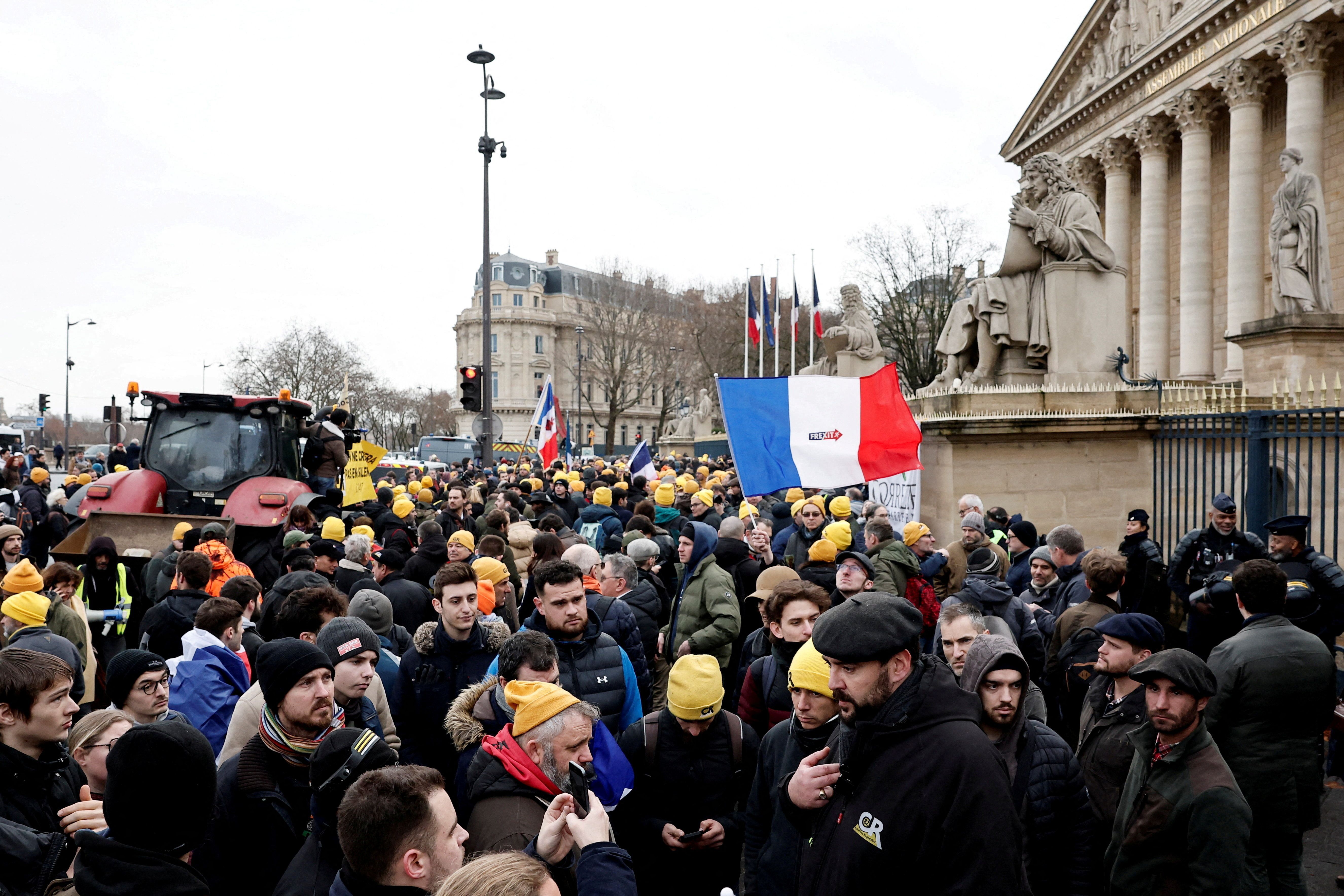 Agricultores protestam em frente à Assembleia Nacional da França, em Paris