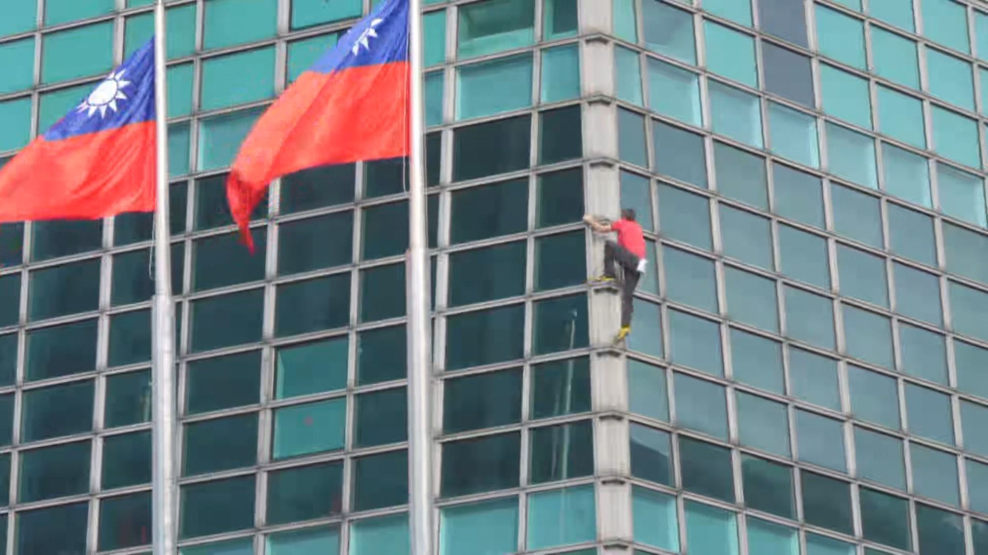 Americano Alex Honnold escala o edifício mais alto de Taiwan, o Taipei 101, em uma escalada _solo livre_