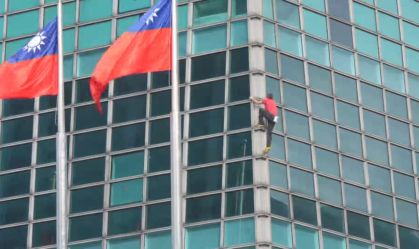 Americano escala prédio de 101 andares sem cordas em Taiwan