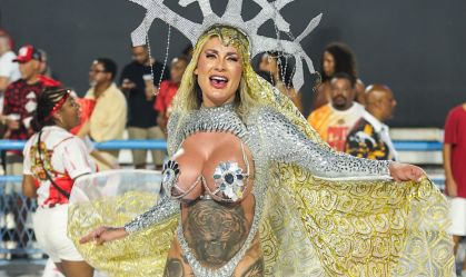 Andressa Urach se transforma em santa no ensaio da Porto da Pedra