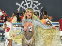 Auréola e véu: Andressa Urach encarna santa em ensaio da Porto da Pedra