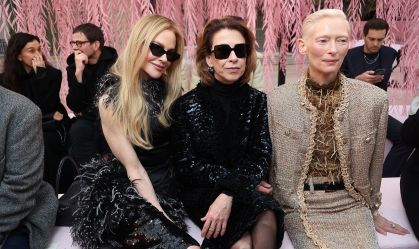 Fernanda Torres posa ao lado de estrelas de Hollywood no desfile da Chanel