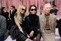 Fernanda Torres posa ao lado de estrelas de Hollywood no desfile da Chanel