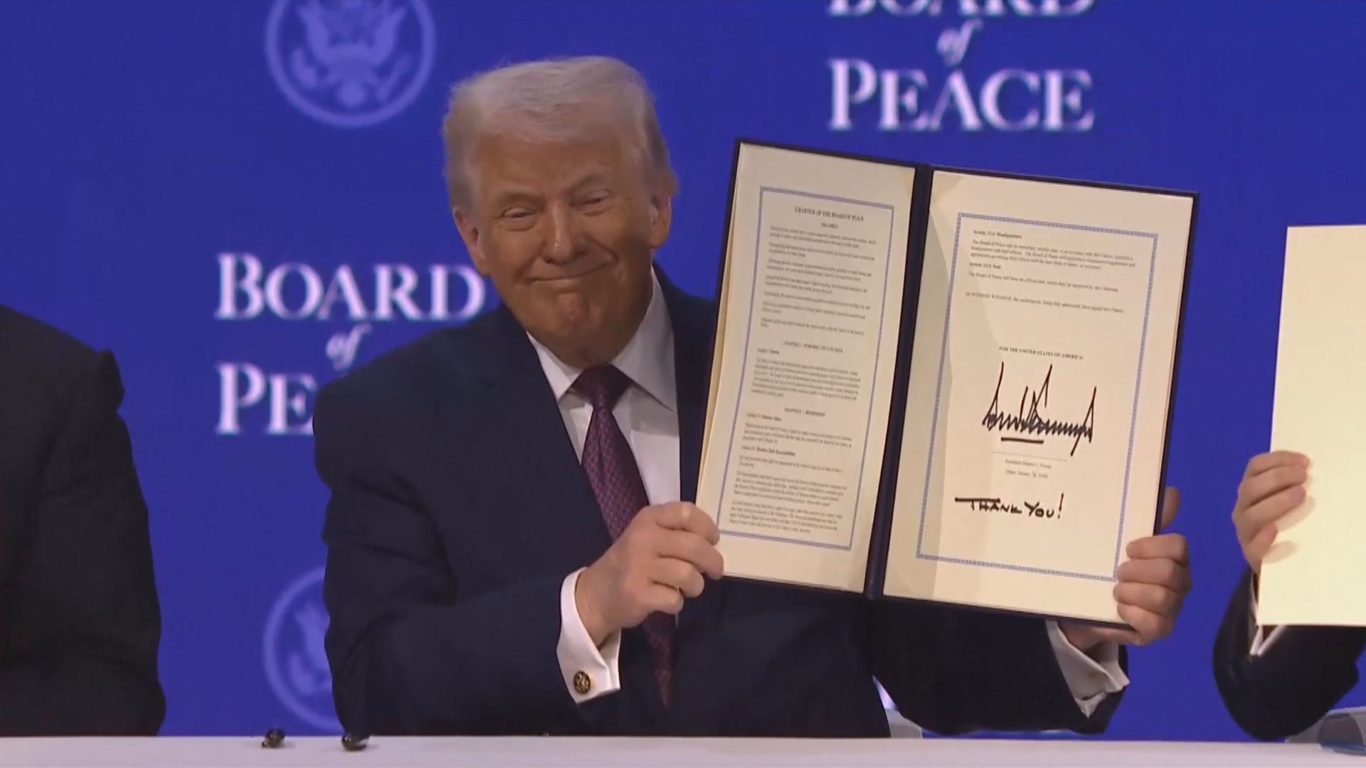 Trump assina documento em reunião sobre Conselho de Paz em Davos