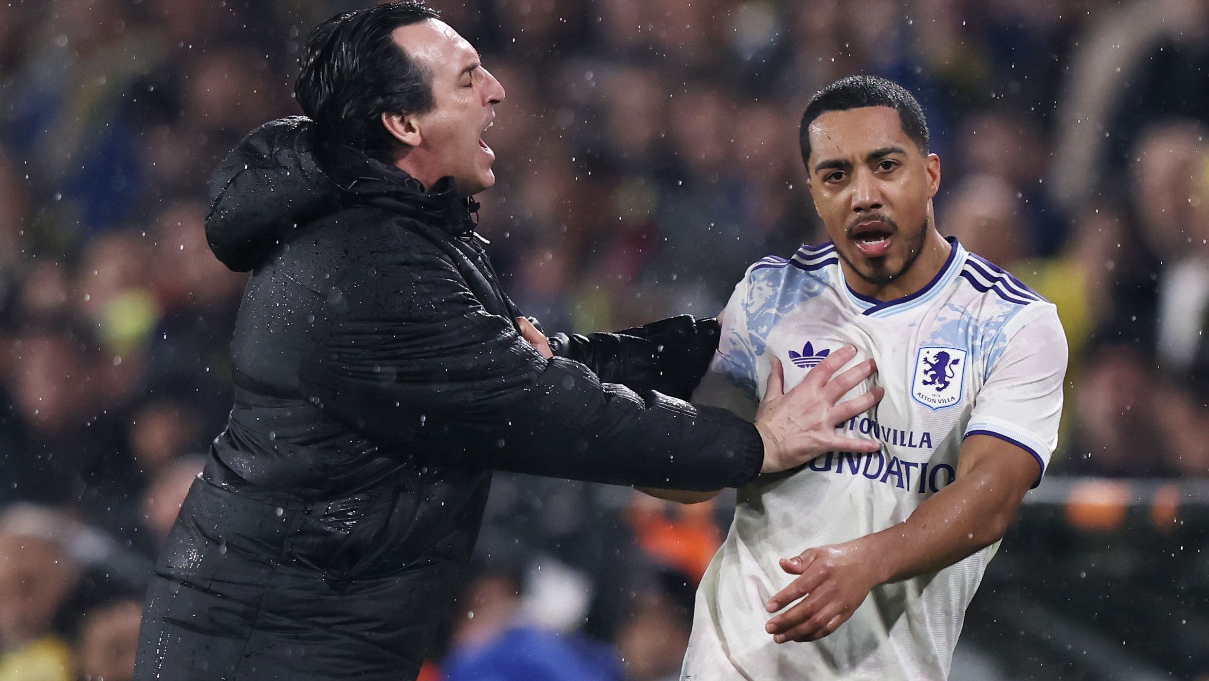 Unai Emery, técnico do Aston Villa, empurra Youri Tielemans