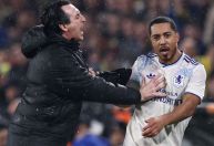 Treinador do Aston Villa empurra jogador durante partida da Europa League